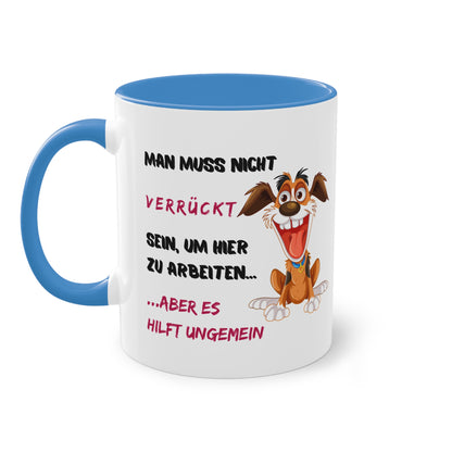 Man muss nicht verrückt sein, um hier zu arbeiten...aber es hilft ungemein - Zwei-Ton-Tasse