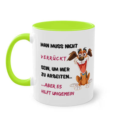 Man muss nicht verrückt sein, um hier zu arbeiten...aber es hilft ungemein - Zwei-Ton-Tasse