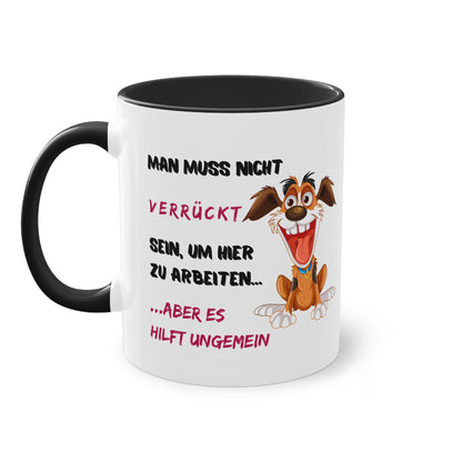Man muss nicht verrückt sein, um hier zu arbeiten...aber es hilft ungemein - Zwei-Ton-Tasse