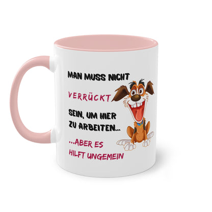 Man muss nicht verrückt sein, um hier zu arbeiten...aber es hilft ungemein - Zwei-Ton-Tasse