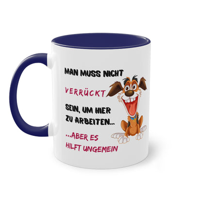 Man muss nicht verrückt sein, um hier zu arbeiten...aber es hilft ungemein - Zwei-Ton-Tasse