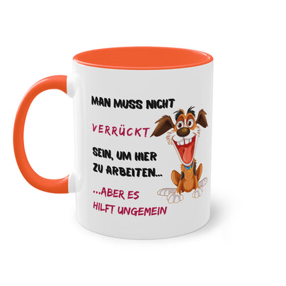 Man muss nicht verrückt sein, um hier zu arbeiten...aber es hilft ungemein - Zwei-Ton-Tasse