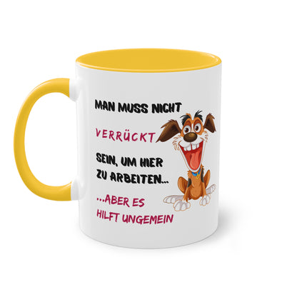 Man muss nicht verrückt sein, um hier zu arbeiten...aber es hilft ungemein - Zwei-Ton-Tasse